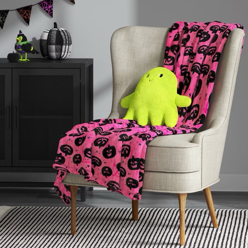 Ghost nwt Shaped Faux Shearling Halloween Throw Pillow : Indoor Novelty Cushion - Picture 2 of 4